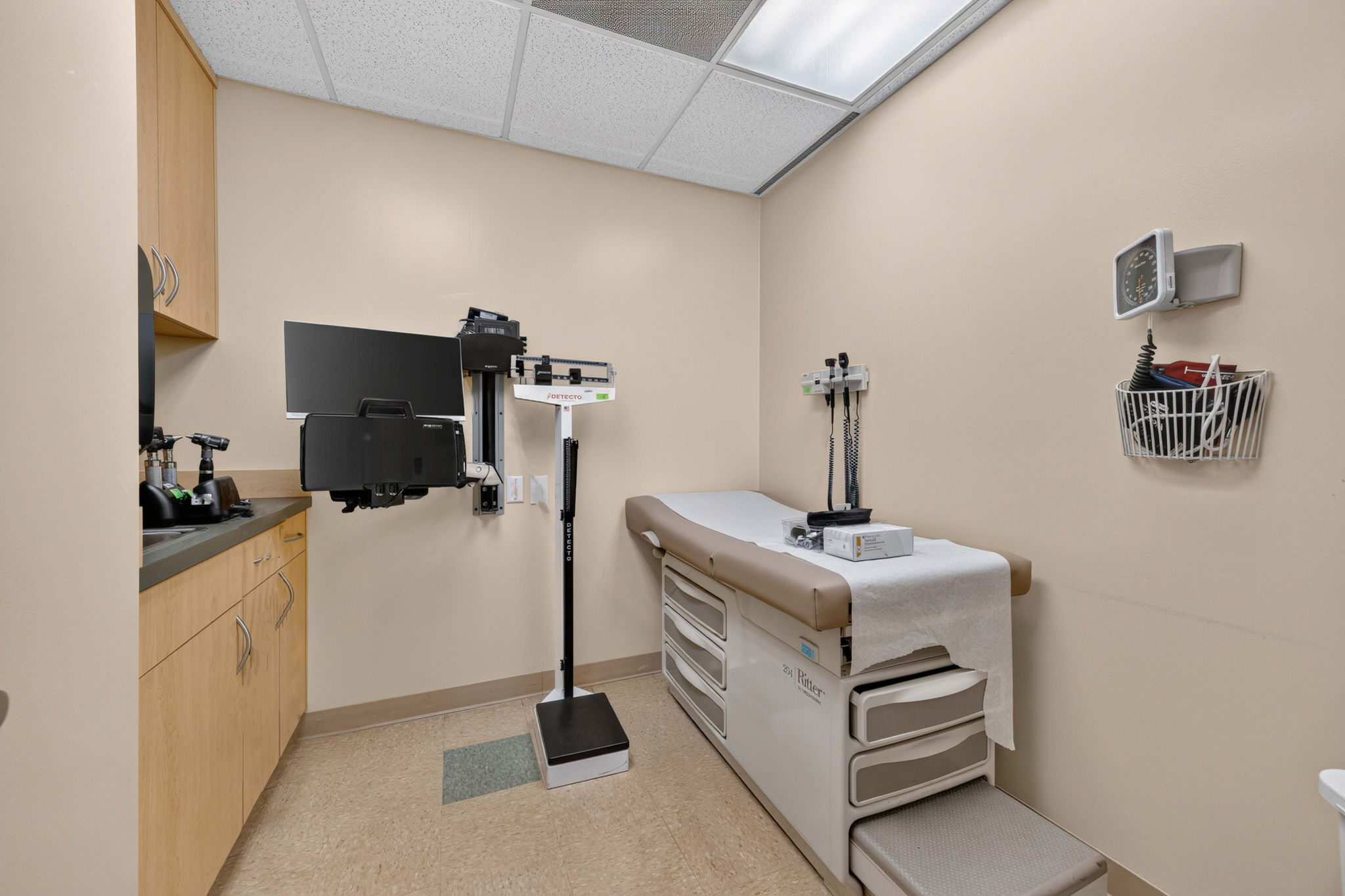 Furnished treatment room in Suite 309